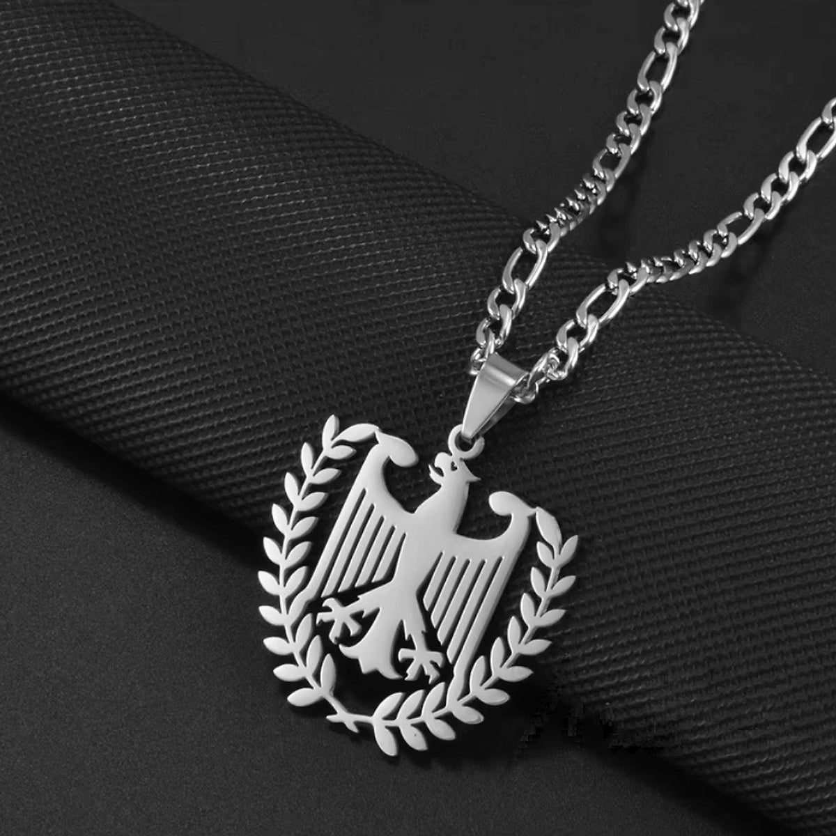 Adler-Anhänger mit Eichenlaub, mit Kette