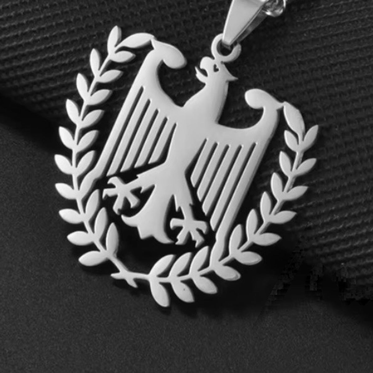 Adler-Anhänger mit Eichenlaub, mit Kette