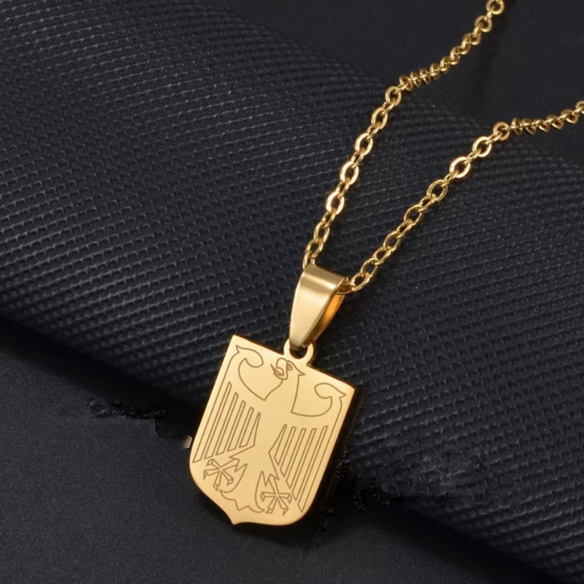 Schildplatte mit Adler, mit Kette