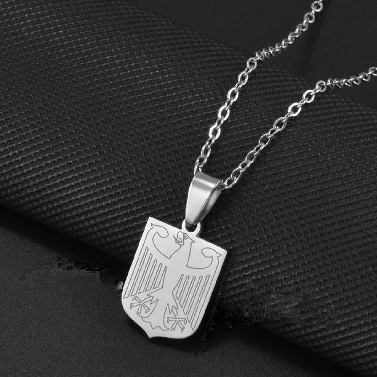 Schildplatte mit Adler, mit Kette