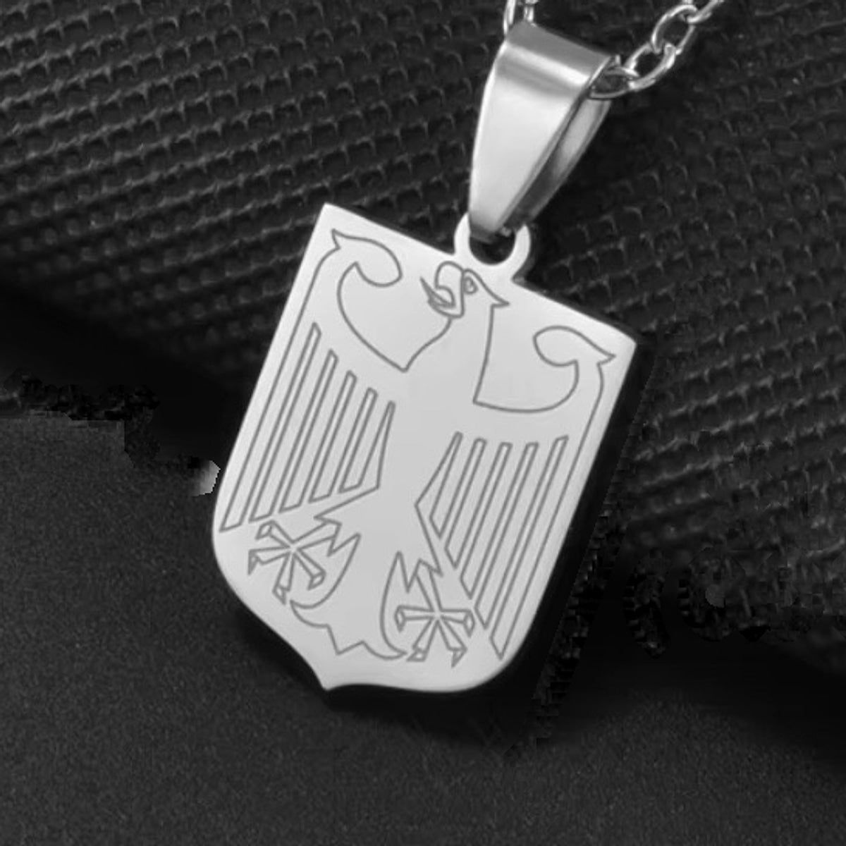 Schildplatte mit Adler, mit Kette