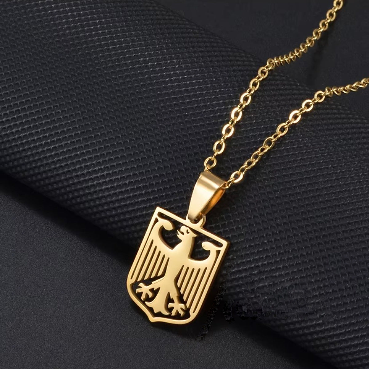 Adler-Anhänger mit Schild, mit Kette