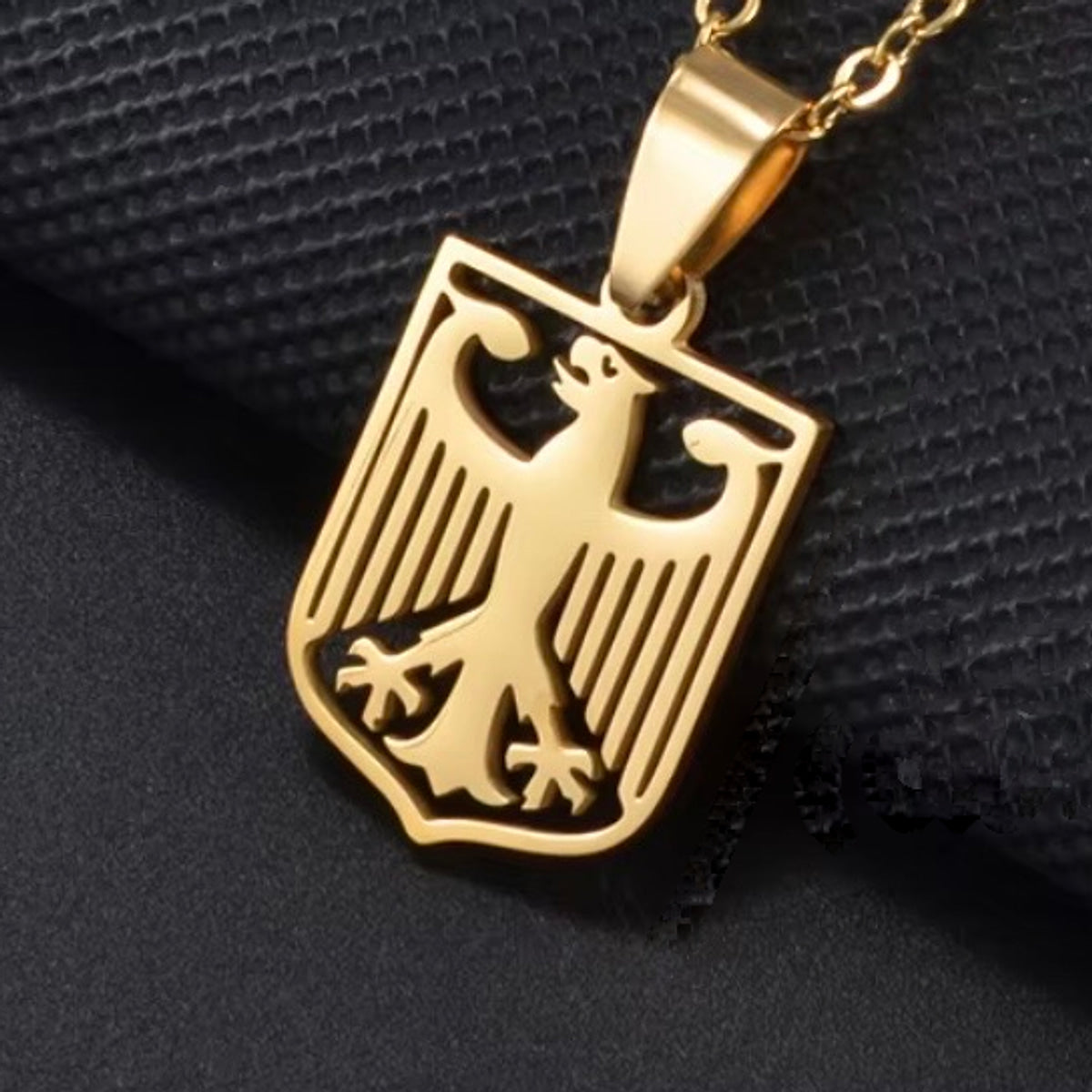Adler-Anhänger mit Schild, mit Kette
