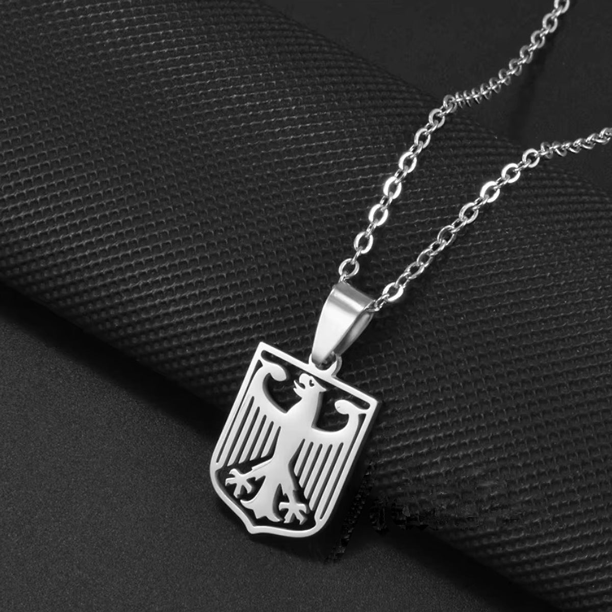 Adler-Anhänger mit Schild, mit Kette