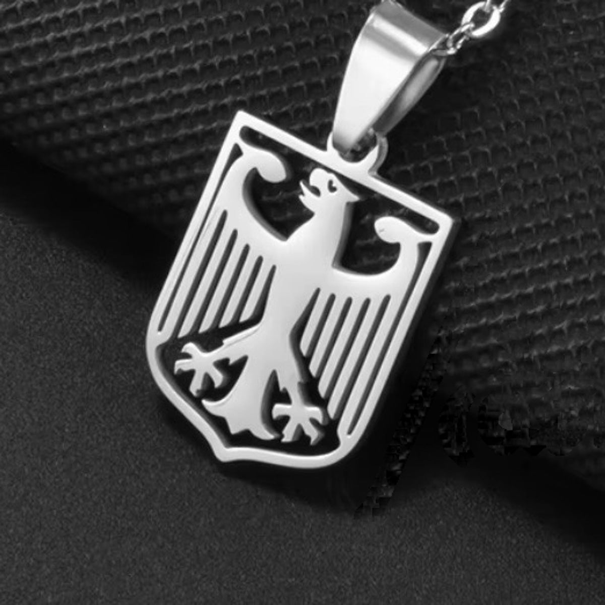 Adler-Anhänger mit Schild, mit Kette